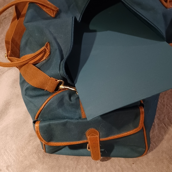 Duffle bag fancy straps are nice accents to this bag - Picture 4 of 10